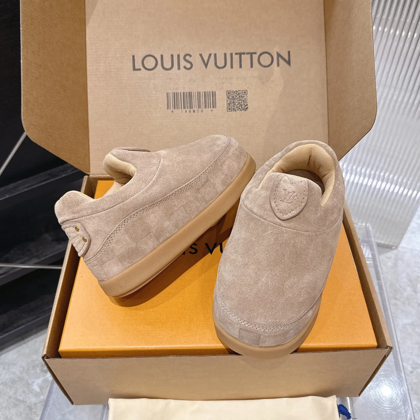[L Family] P: 740💰 Couple model, size: women 35-41 (customized at 41 for women), 39-46 for men (customized at 45.46) The 2025 iteration of this Time Out sneaker, couple model, LV co-branded nigo, donkey brand, Louis Vuitton, ugly, cute😍Many Internet celebrities have shown off their feet, a classic and versatile item. Fabric: Imported high mercerized cow suede. Lining: high-grade elastic mesh, outsole: original molded outsole, palm print rubber outsole with hidden L letter and Monongram flower.